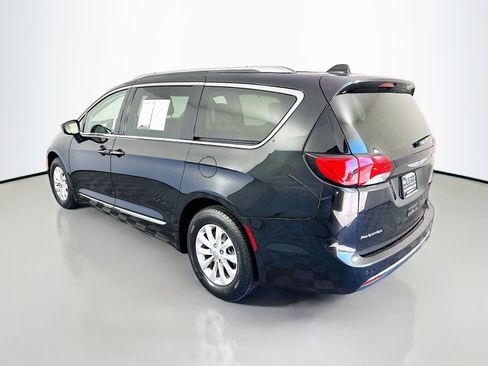 Used 2019 Chrysler Pacifica Touring-L FWD image 5