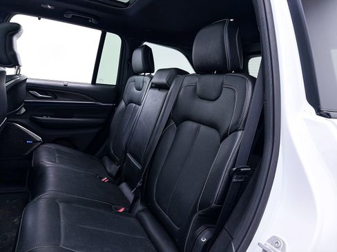 Used 2022 Jeep Grand Cherokee Overland w/ Luxury Tech Group IV AWD/4WD image 42