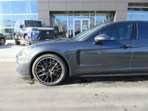 Used 2018 Porsche Panamera 4 image 2