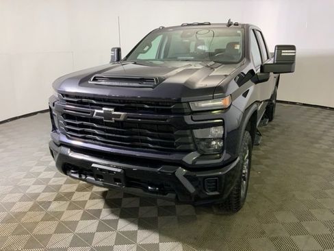 Used 2024 Chevrolet Silverado 2500 Custom w/ Custom Value Package image 4