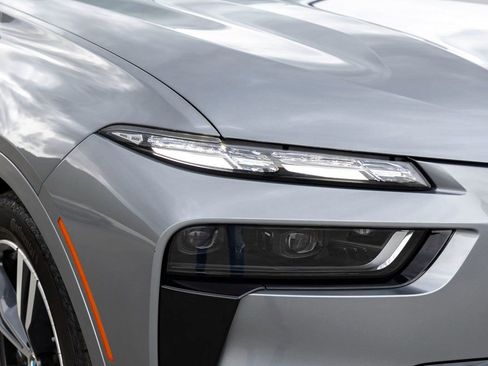 Certified 2025 BMW X7 M60i image 9