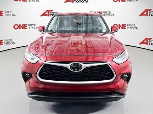 Used 2023 Toyota Highlander LE FWD image 3