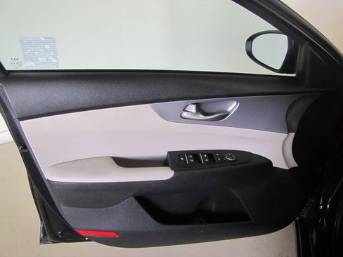 Used 2022 Kia Forte LXS image 9