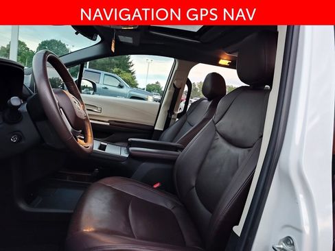 Used 2024 Toyota Sienna Platinum AWD/4WD image 7