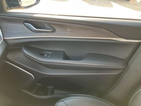 Used 2023 Jeep Grand Cherokee Limited image 10