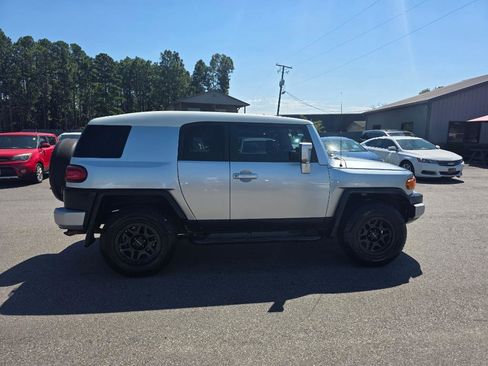Used 2007 Toyota FJ Cruiser 2WD w/ Upgrade Pkg 1 image 4