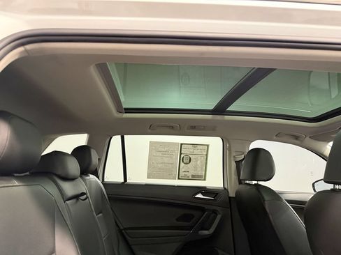 Used 2018 Volkswagen Tiguan SE w/ Panoramic Sunroof Package AWD/4WD image 16