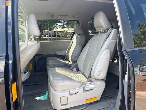 Used 2011 Toyota Sienna XLE AWD/4WD image 16