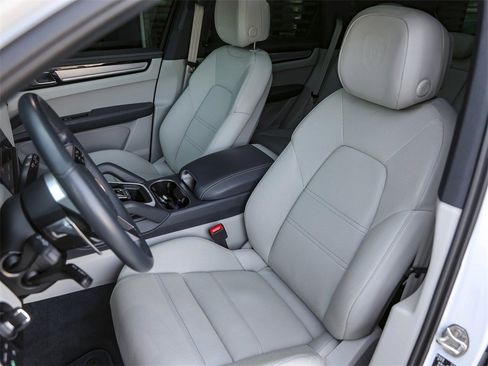 Certified 2023 Porsche Cayenne Platinum Edition image 5