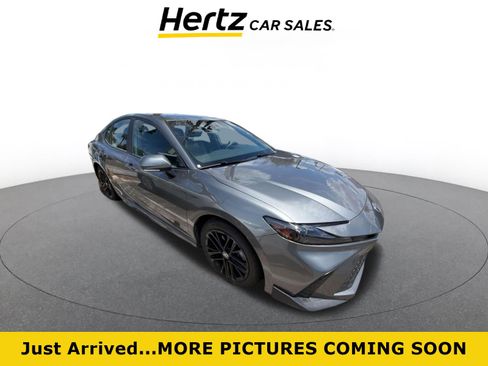 Used 2025 Toyota Camry SE FWD image 1