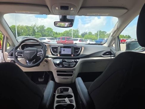 Used 2023 Chrysler Voyager LX image 17