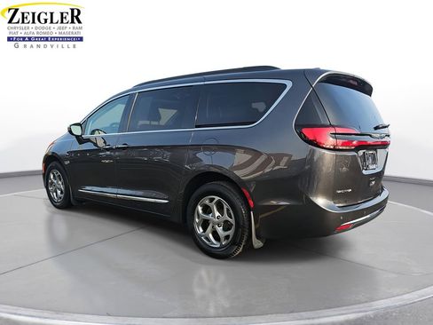 Used 2023 Chrysler Pacifica Limited w/ Uconnect Theater Family Group image 7