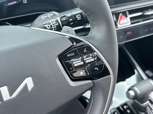 Used 2025 Kia Niro EX Touring FWD image 18