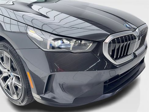 Used 2024 BMW i5 eDrive40i image 3