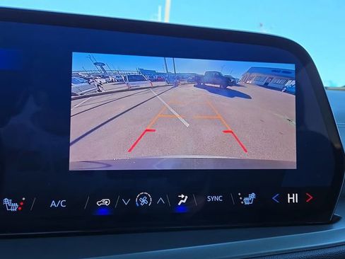 Used 2025 Chevrolet Traverse LT image 27