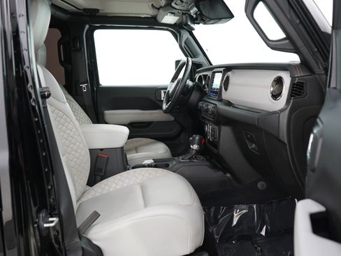 Used 2022 Jeep Wrangler Unlimited Sahara AWD/4WD image 11