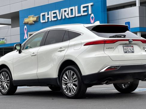 Used 2022 Toyota Venza XLE image 5