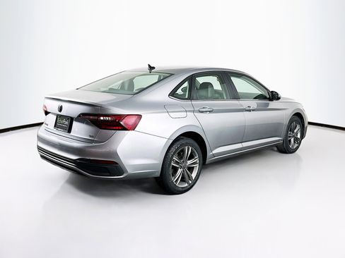 Used 2024 Volkswagen Jetta SE image 9