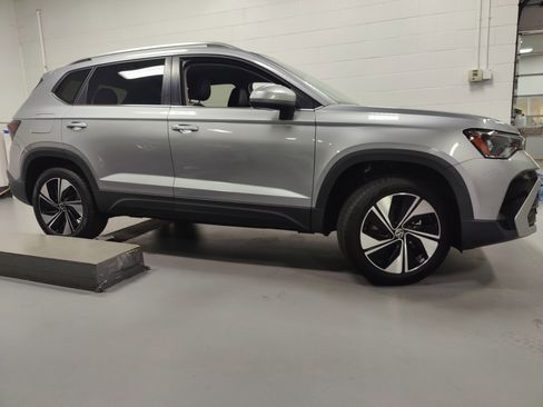 Used 2025 Volkswagen Taos SE image 3