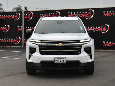 Used 2024 Chevrolet Traverse LT image 2