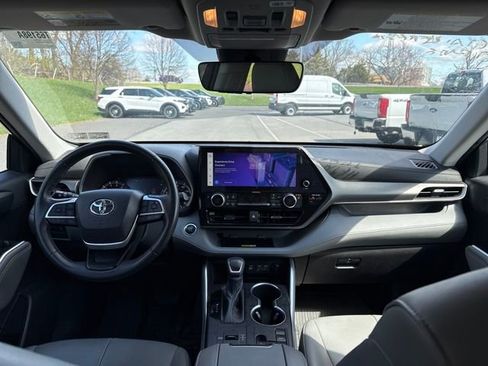 Used 2023 Toyota Highlander XLE image 19