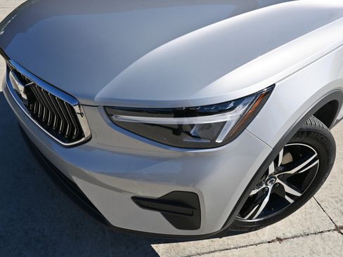 Used 2025 Volvo XC40 B5 Core image 13