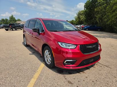 Used 2025 Chrysler Pacifica Select