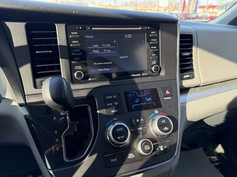 Used 2019 Toyota Sienna LE image 21