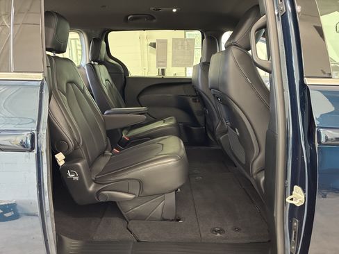 Certified 2025 Chrysler Pacifica Select FWD image 13