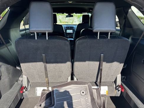 Used 2018 Ford Explorer XLT w/ Equipment Group 202A AWD/4WD image 11