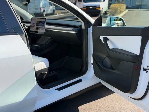Used 2022 Tesla Model Y Long Range image 12
