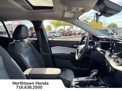Used 2024 Chevrolet Trax LT w/ Sunroof Package image 16