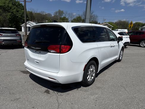 Used 2023 Chrysler Voyager LX FWD image 3