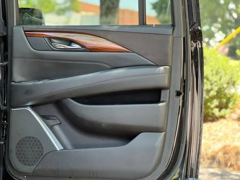 Used 2018 Cadillac Escalade ESV Premium Luxury RWD image 18