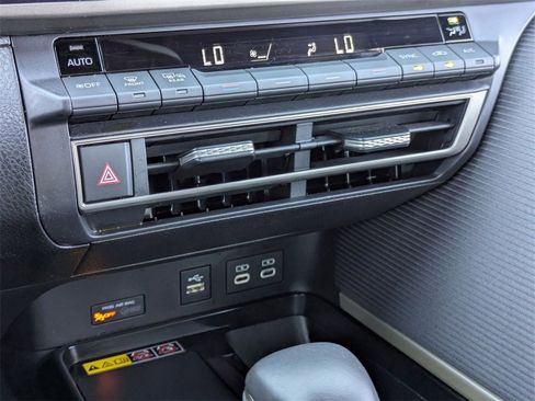 Used 2025 Toyota Camry SE image 22