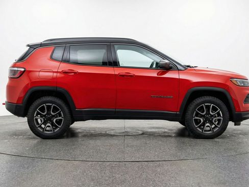 Used 2025 Jeep Compass Trailhawk image 11