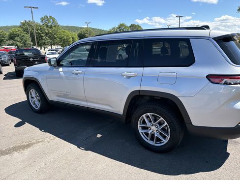 Used 2023 Jeep Grand Cherokee L Laredo w/ Luxury Tech Group I AWD/4WD image 3