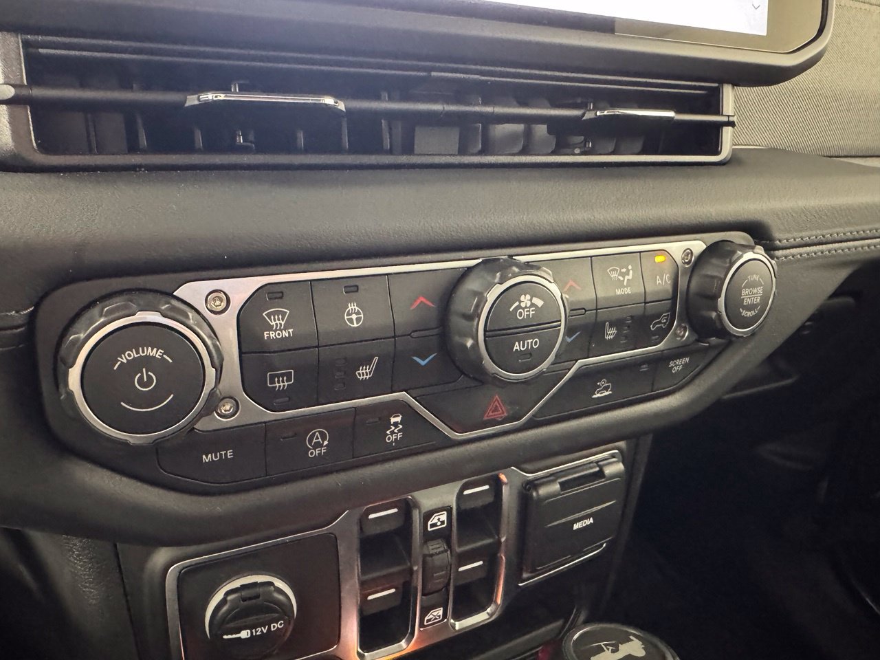 Used 2026 Jeep Wrangler Unlimited Sahara AWD/4WD image 23