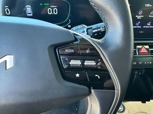 Used 2023 Kia Niro SX Touring image 18