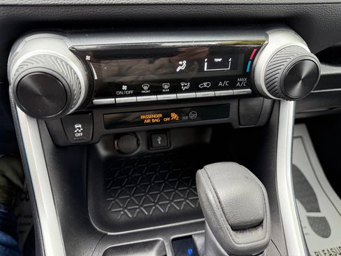 Used 2021 Toyota RAV4 LE image 15