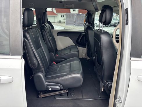 Used 2016 Chrysler Town & Country Touring image 18
