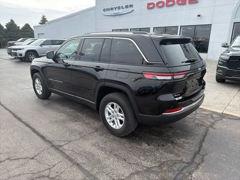 Used 2023 Jeep Grand Cherokee Laredo AWD/4WD image 4