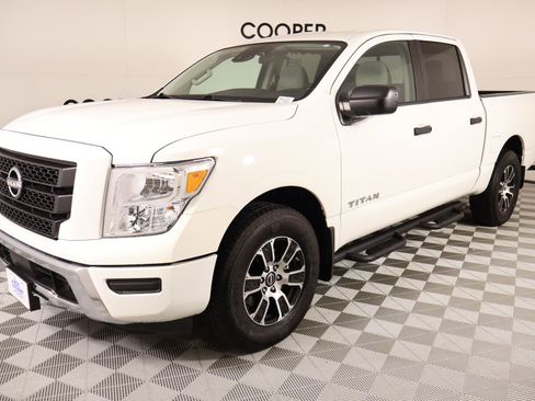 Used 2024 Nissan Titan SV w/ Accessory Utility Package image 8