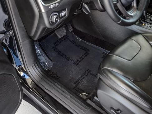 Used 2019 Jeep Cherokee Latitude Plus FWD image 40