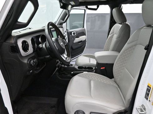 Used 2022 Jeep Gladiator Overland image 12