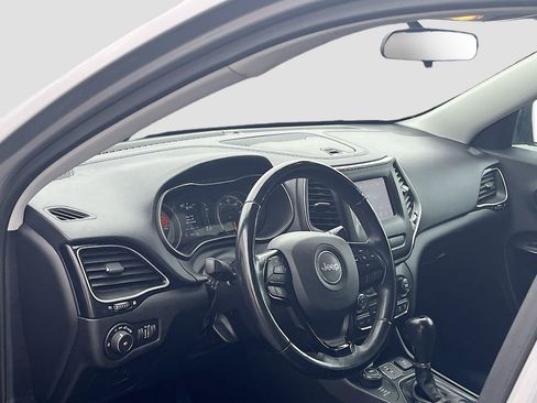 Used 2019 Jeep Cherokee Latitude Plus AWD/4WD image 9