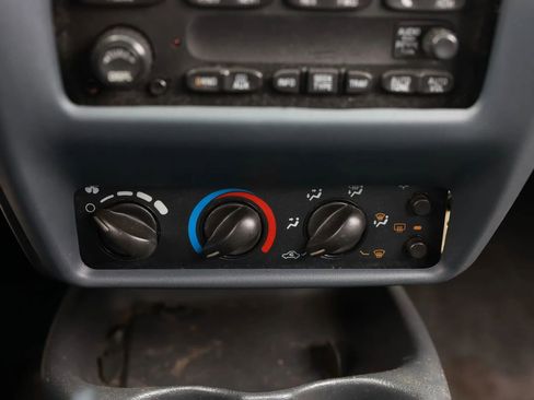 Used 2005 Chevrolet Cavalier Sedan w/ Preferred Equipment Group FWD image 30