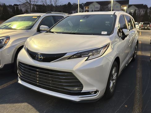 Used 2025 Toyota Sienna Limited image 2