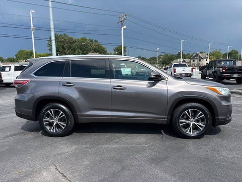 Used 2016 Toyota Highlander XLE FWD image 2