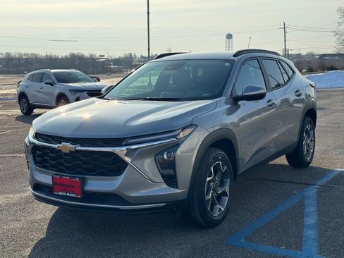 Used 2025 Chevrolet Trax LT w/ LT Convenience Package image 11